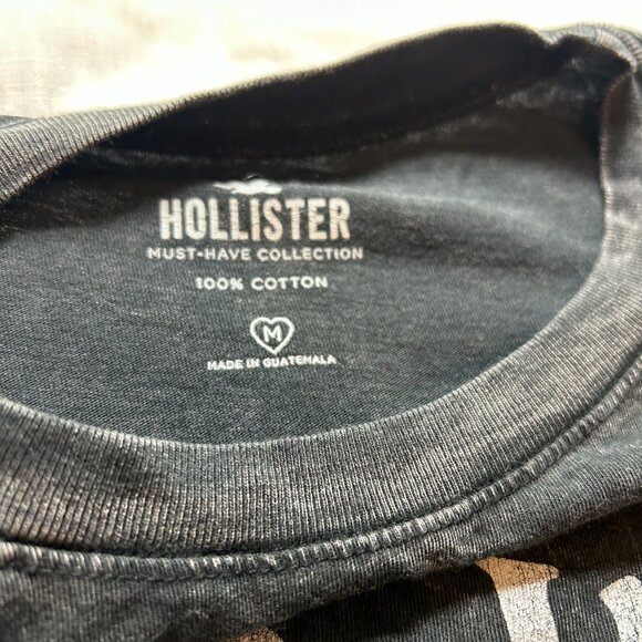 Hollister Women's Graphic Tee - Picture 4 of 5